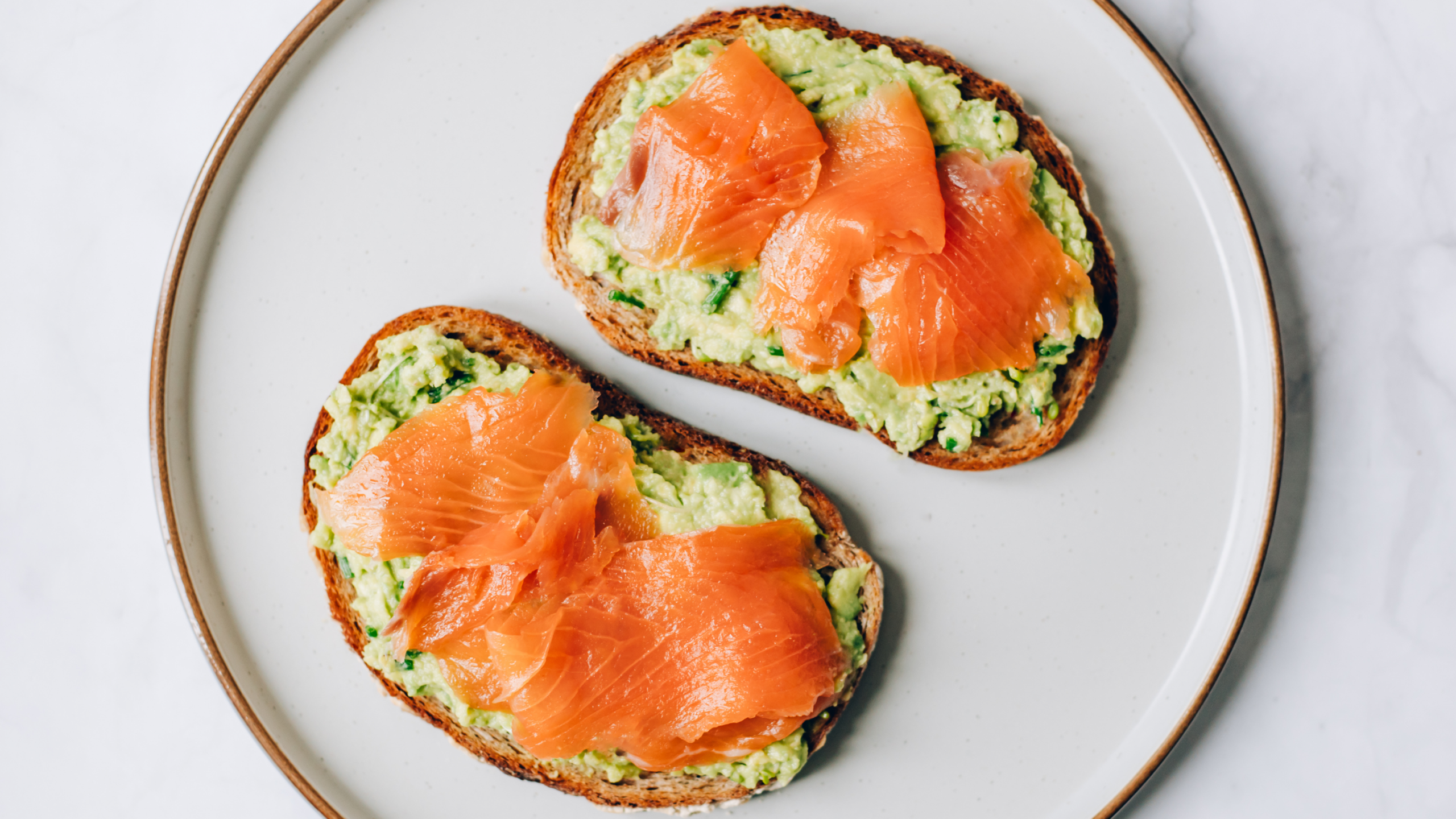 Avocado toast con salmone affumicato: uno spuntino semplice e nutriente